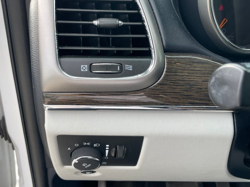 2017 Jeep Grand Cherokee Summit - REAR ENTERTAINMENT / PANORAMIC SUNROOF