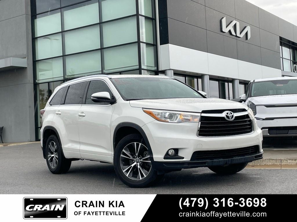 2016 Toyota Highlander XLE V6 - 2ND ROW CAPTAINS CHAIRS / 25 MPG HWY