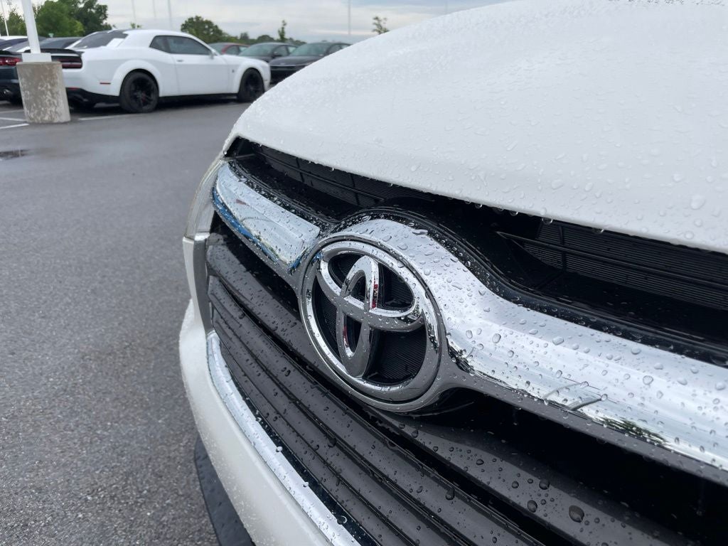 2016 Toyota Highlander XLE V6 - 2ND ROW CAPTAINS CHAIRS / 25 MPG HWY
