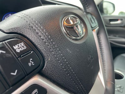 2016 Toyota Highlander XLE V6 - 2ND ROW CAPTAINS CHAIRS / 25 MPG HWY