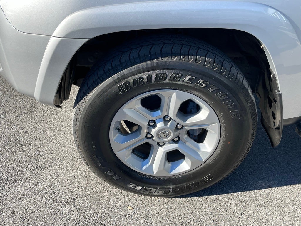 2018 Toyota 4Runner SR5 - CLEAN CARFAX / 4WD