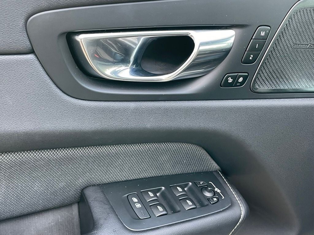 2022 Volvo XC60 B5 R-Design - NAVIGATION / POWER MOONROOF