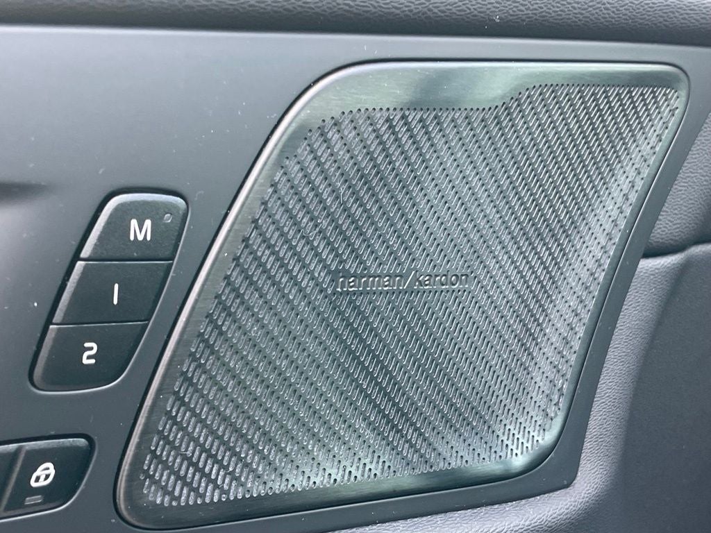 2022 Volvo XC60 B5 R-Design - NAVIGATION / POWER MOONROOF