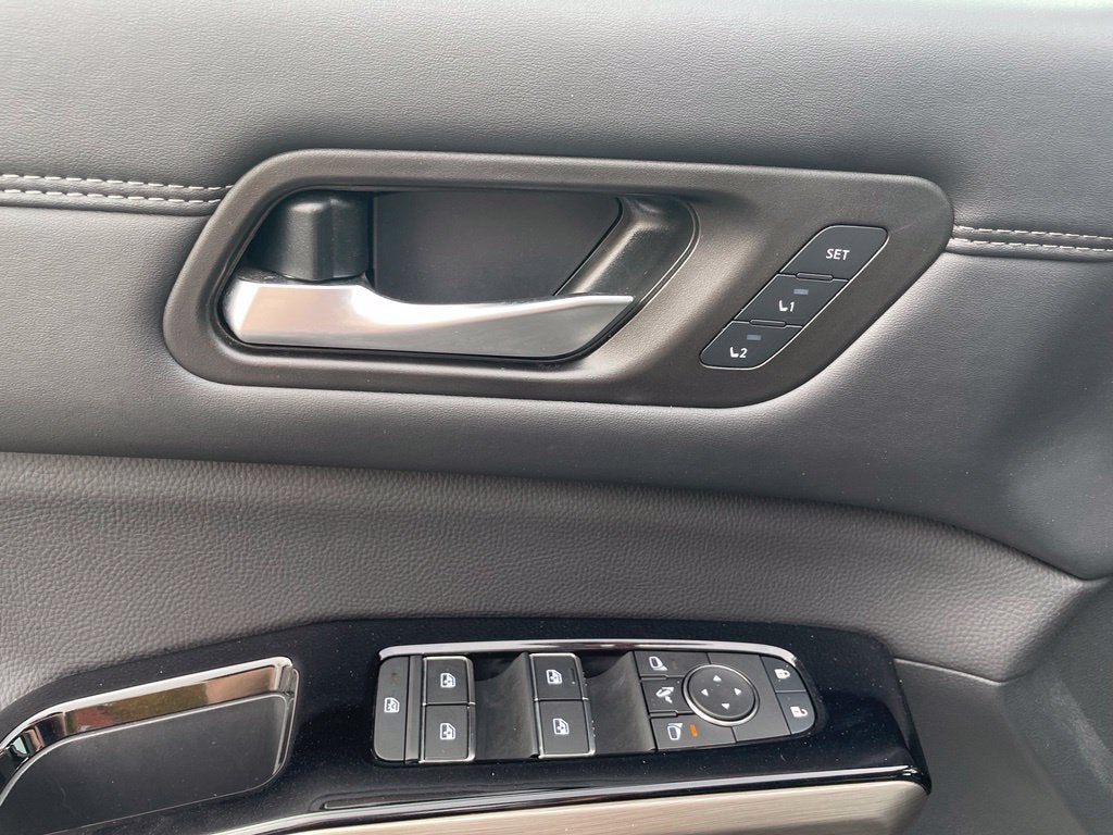 2025 Nissan Pathfinder Platinum Pano Roof, Leather, One Owner, Third Row