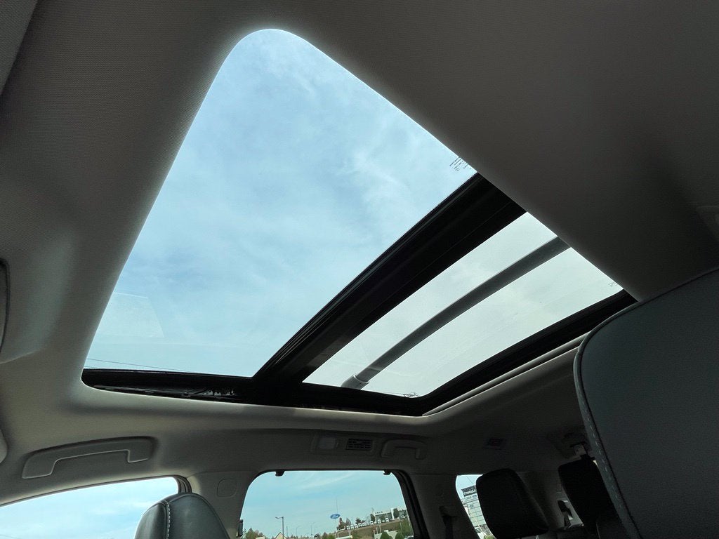 2025 Nissan Pathfinder Platinum Pano Roof, Leather, One Owner, Third Row