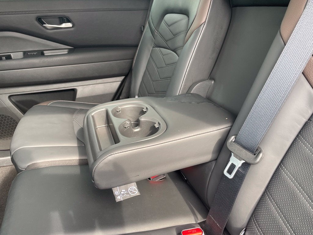 2025 Nissan Pathfinder Platinum Pano Roof, Leather, One Owner, Third Row