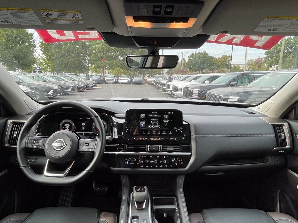 2025 Nissan Pathfinder Platinum Pano Roof, Leather, One Owner, Third Row