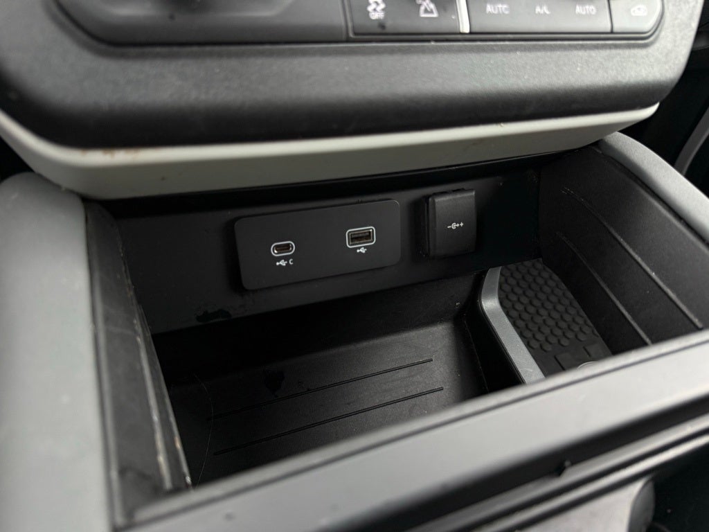 2023 Land Rover Defender 130 X-Dynamic SE