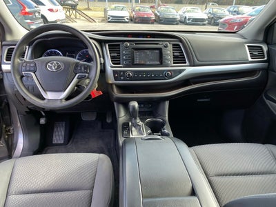 2017 Toyota Highlander LE LOW MILES 3RD ROW