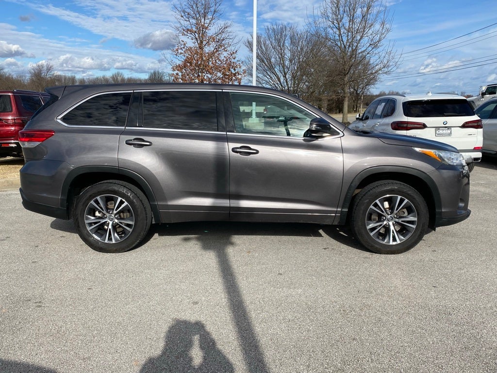 2017 Toyota Highlander LE LOW MILES 3RD ROW