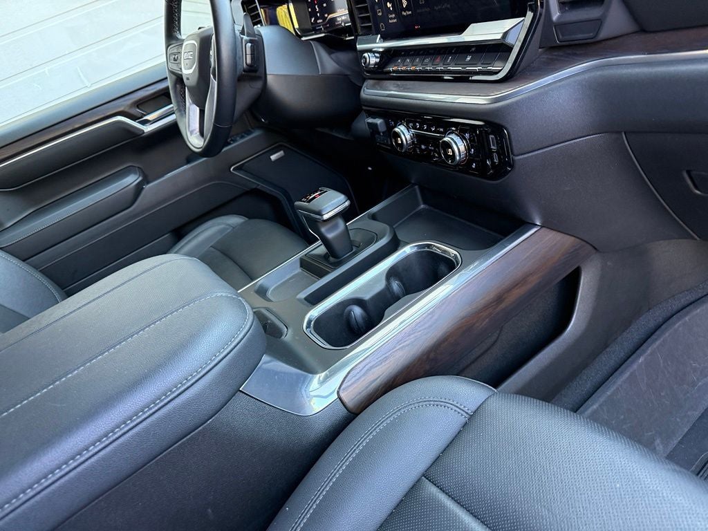 2024 GMC Sierra 1500 SLT - 4WD / CAMPER SHELL / ONE OWNER