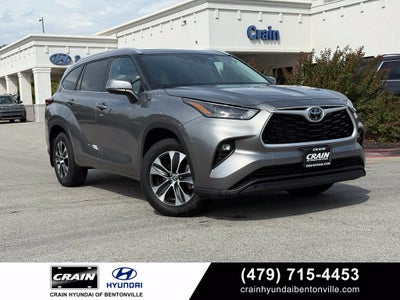 2025 Toyota Highlander XLE - AWD / SUNROOF / CLEAN CARFAX