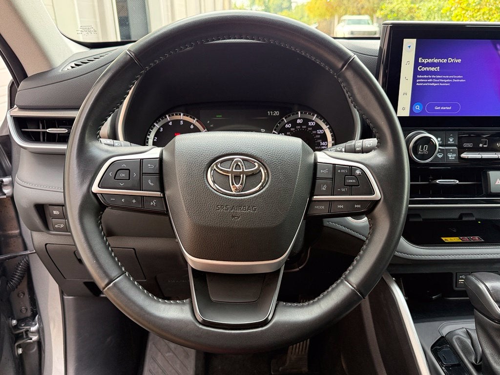 2025 Toyota Highlander XLE - AWD / SUNROOF / CLEAN CARFAX