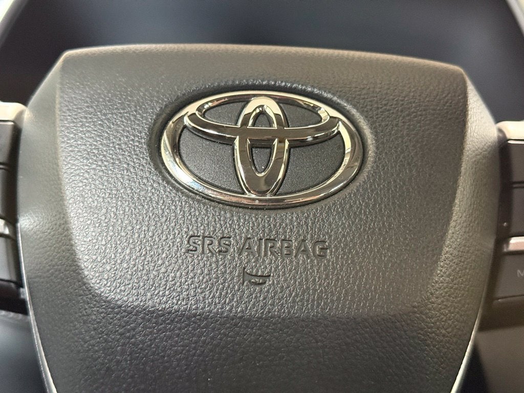 2025 Toyota Highlander XLE - AWD / SUNROOF / CLEAN CARFAX