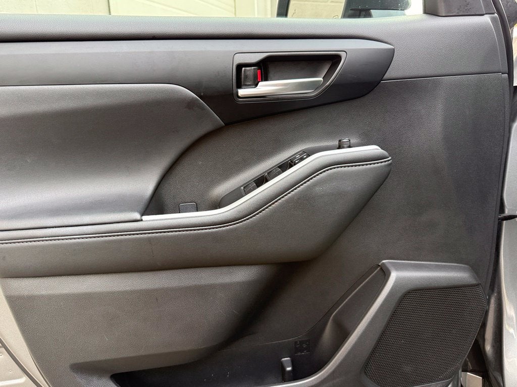 2025 Toyota Highlander XLE - AWD / SUNROOF / CLEAN CARFAX