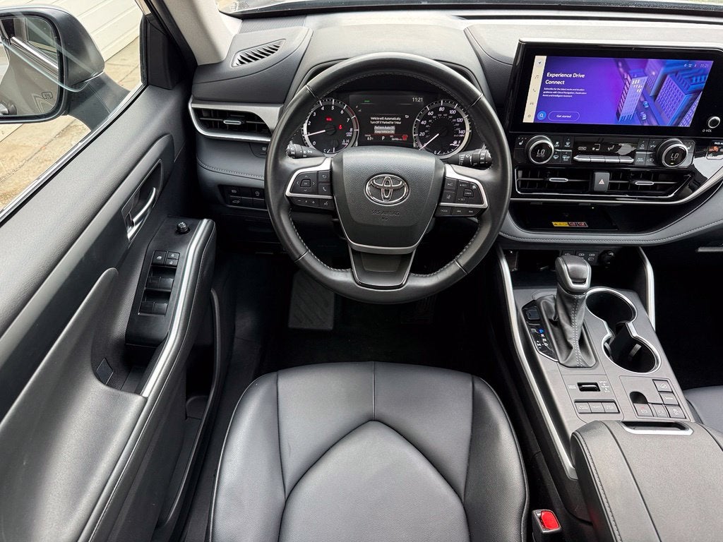 2025 Toyota Highlander XLE - AWD / SUNROOF / CLEAN CARFAX