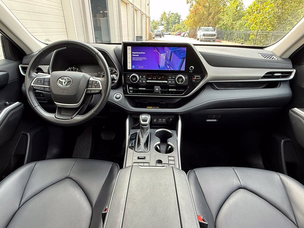2025 Toyota Highlander XLE - AWD / SUNROOF / CLEAN CARFAX