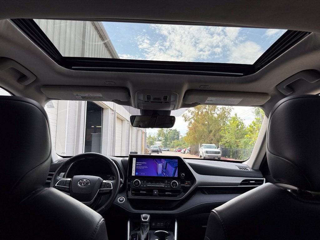 2025 Toyota Highlander XLE - AWD / SUNROOF / CLEAN CARFAX