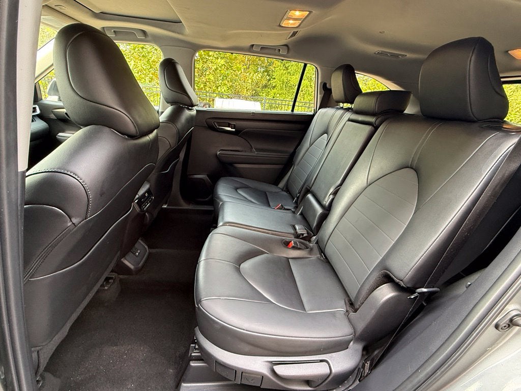 2025 Toyota Highlander XLE - AWD / SUNROOF / CLEAN CARFAX