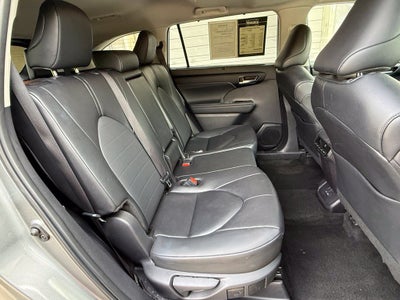 2025 Toyota Highlander XLE - AWD / SUNROOF / CLEAN CARFAX