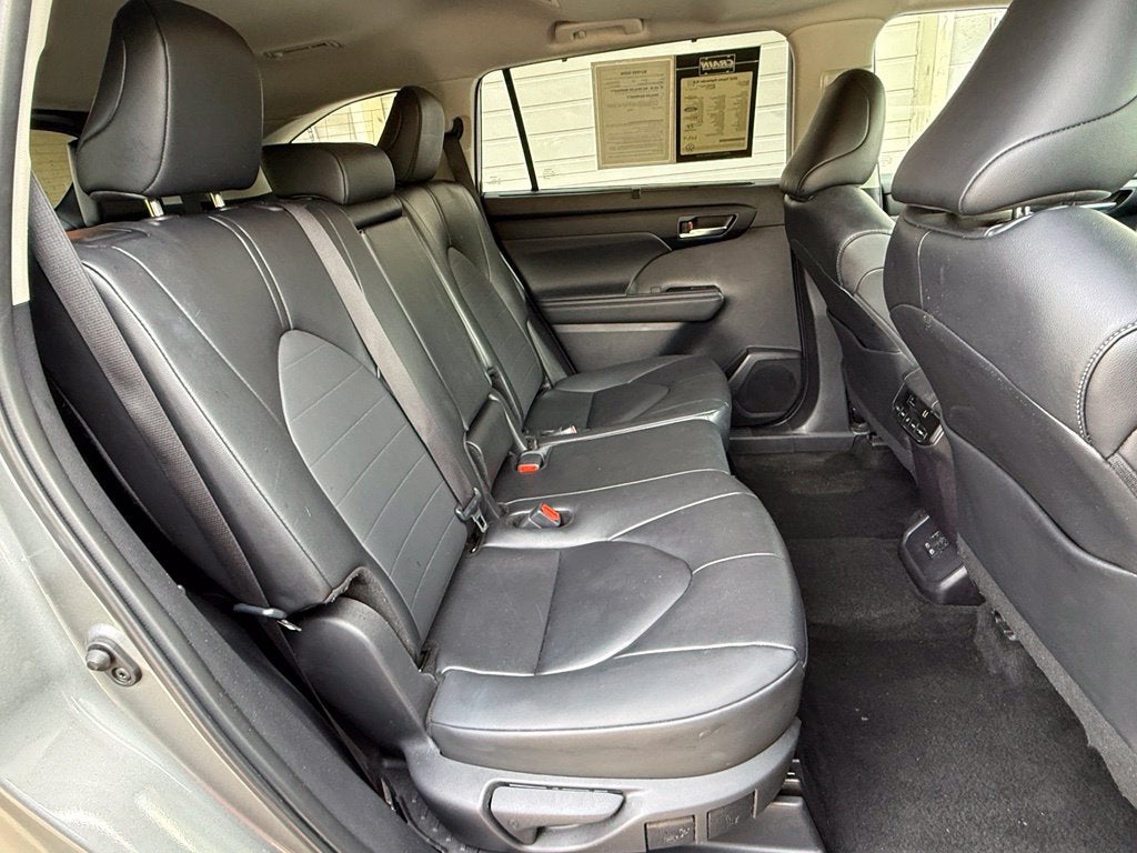 2025 Toyota Highlander XLE - AWD / SUNROOF / CLEAN CARFAX