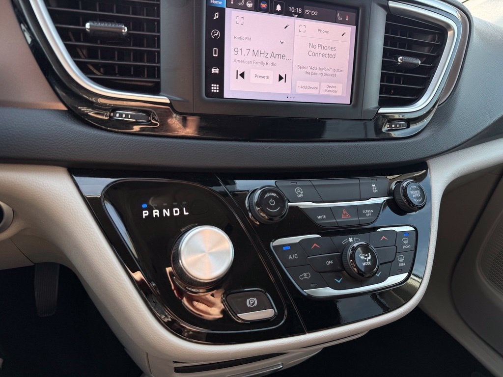 2024 Chrysler Voyager LX