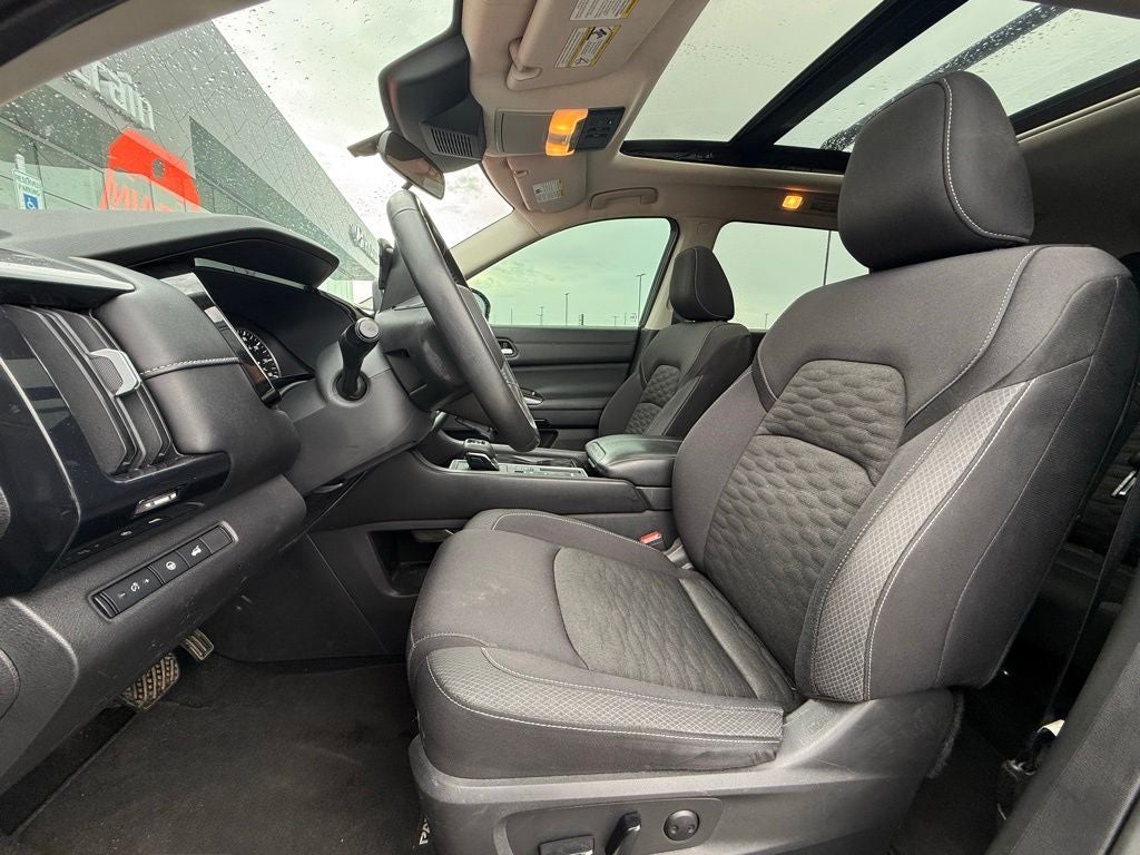 2022 Nissan Pathfinder SV