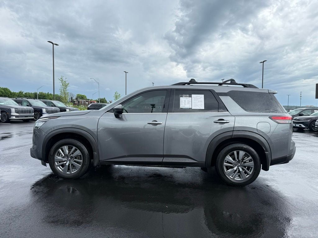 2022 Nissan Pathfinder SV