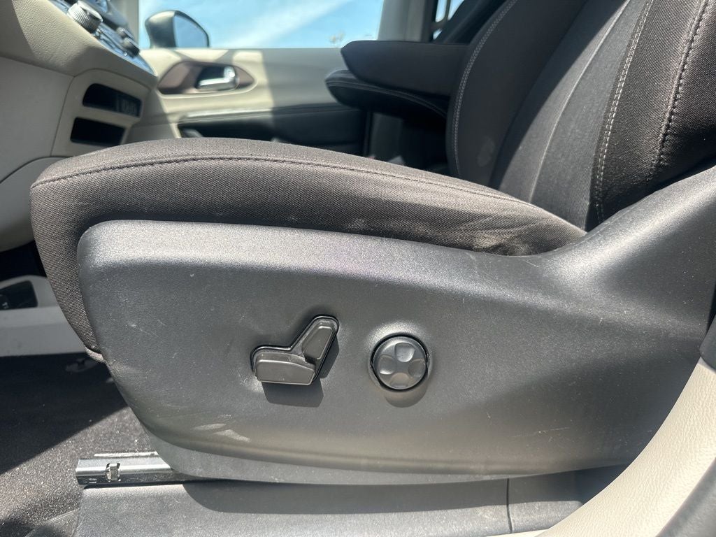 2022 Chrysler Voyager LX