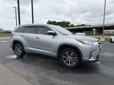2017 Toyota Highlander XLE Navigation / Clean Carfax / Power Moonroof / 3rd R