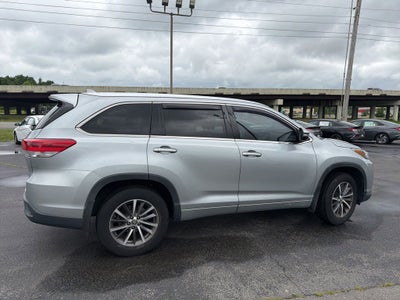 2017 Toyota Highlander XLE Navigation / Clean Carfax / Power Moonroof / 3rd R