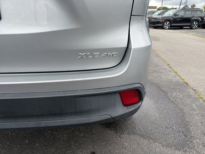 2017 Toyota Highlander XLE Navigation / Clean Carfax / Power Moonroof / 3rd R