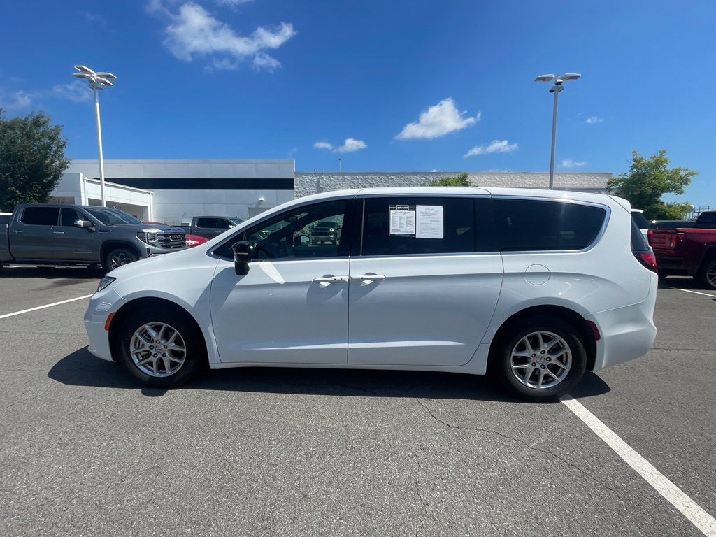 2025 Chrysler Pacifica Select