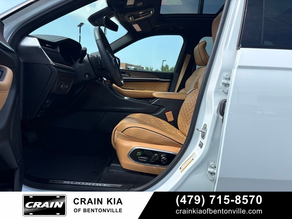 2025 Jeep Grand Cherokee L Summit - 4WD / PANORAMIC SUNROOF / CLEAN CARFAX
