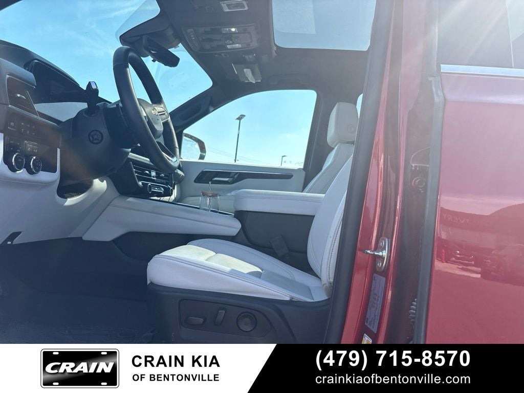 2025 Chevrolet Suburban Premier - 4WD / PANORAMIC SUNROOF / CLEAN CARFAX