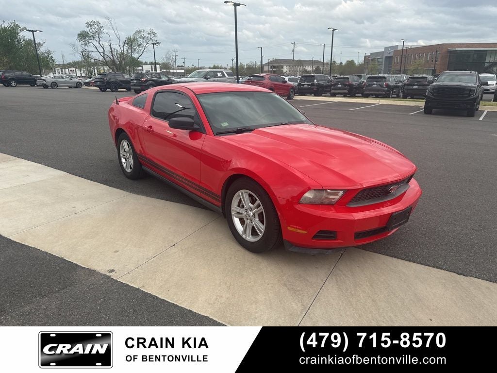 2011 Ford Mustang V6 - CLEAN CARFAX