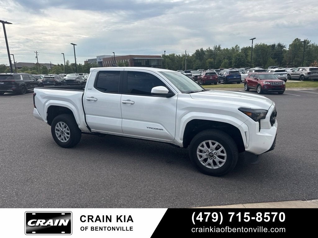 2024 Toyota Tacoma SR5 - 4WD / CLEAN CARFAX