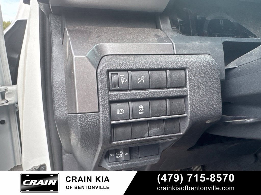 2024 Toyota Tacoma SR5 - 4WD / CLEAN CARFAX