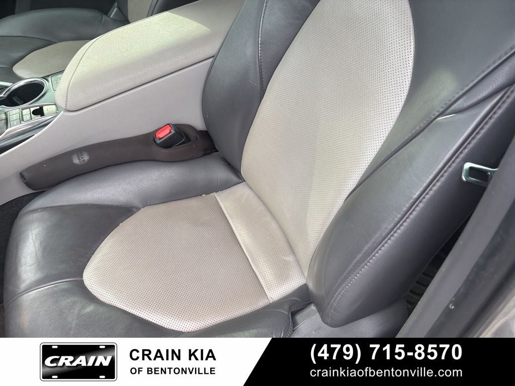 2020 Toyota Camry Hybrid XLE - HYBRID!