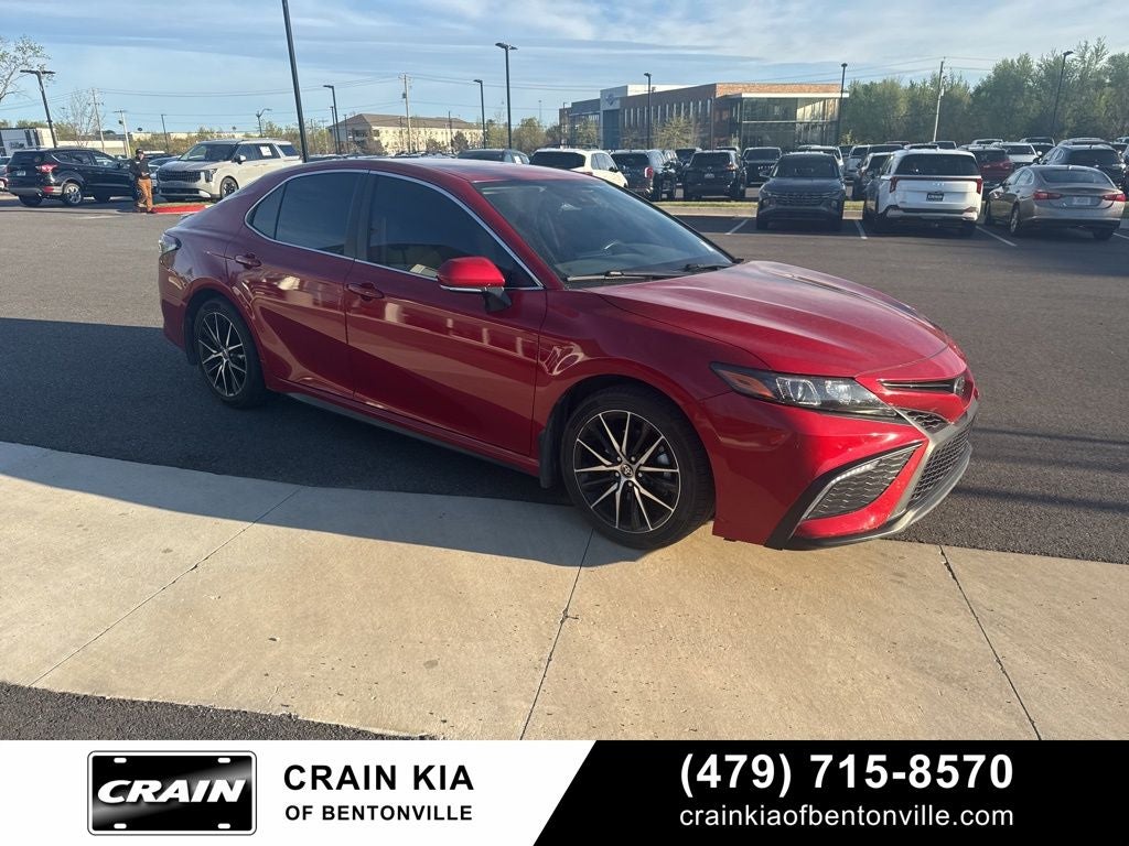 2022 Toyota Camry SE - CLEAN CARFAX / ONE OWNER