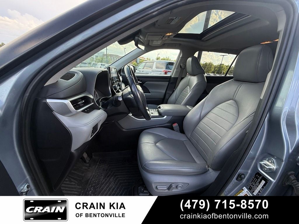2022 Toyota Highlander XLE - CLEAN CARFAX / SUNROOF