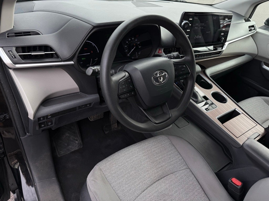 2022 Toyota Sienna LE 8 Passenger - CLEAN CARFAX