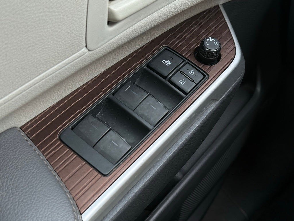 2022 Toyota Sienna LE 8 Passenger - CLEAN CARFAX