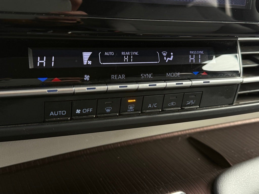 2022 Toyota Sienna LE 8 Passenger - CLEAN CARFAX