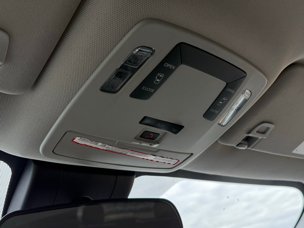 2022 Toyota Sienna LE 8 Passenger - CLEAN CARFAX