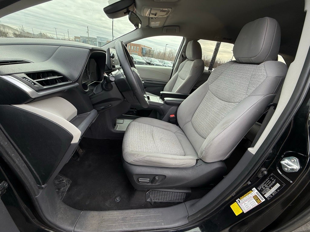 2022 Toyota Sienna LE 8 Passenger - CLEAN CARFAX