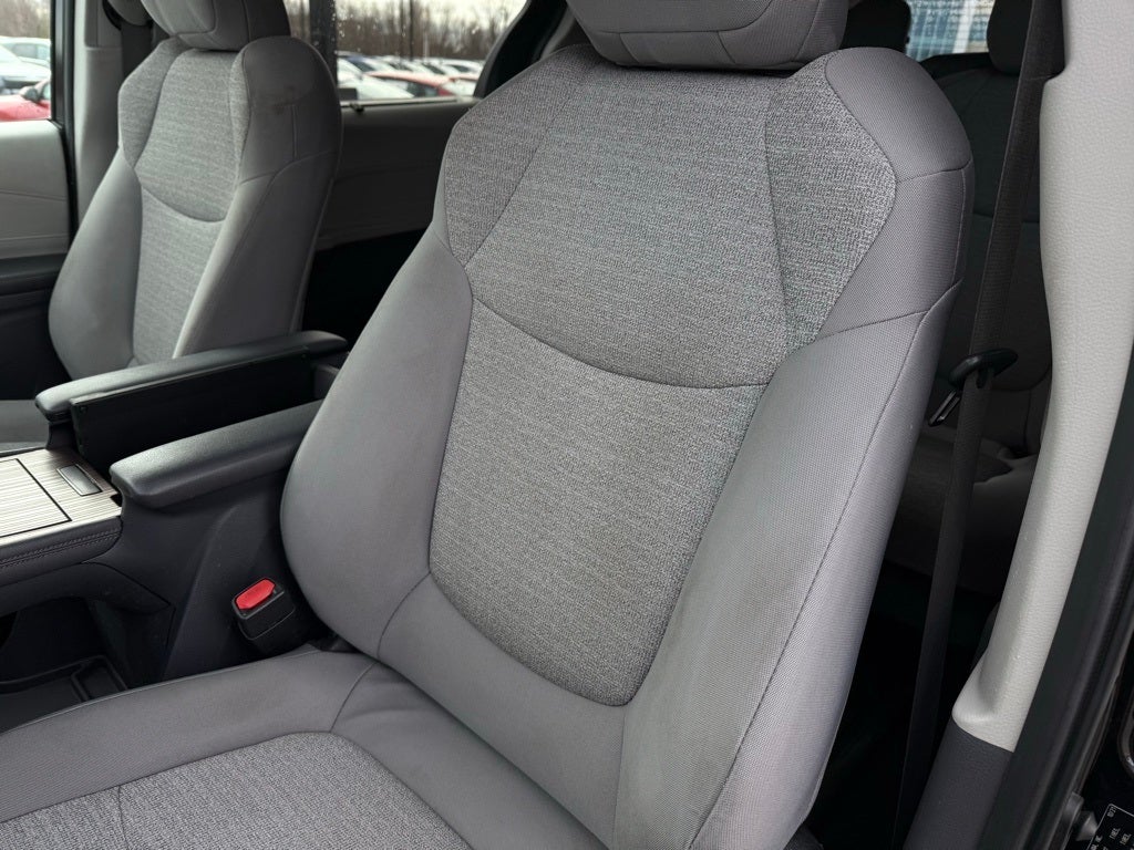 2022 Toyota Sienna LE 8 Passenger - CLEAN CARFAX
