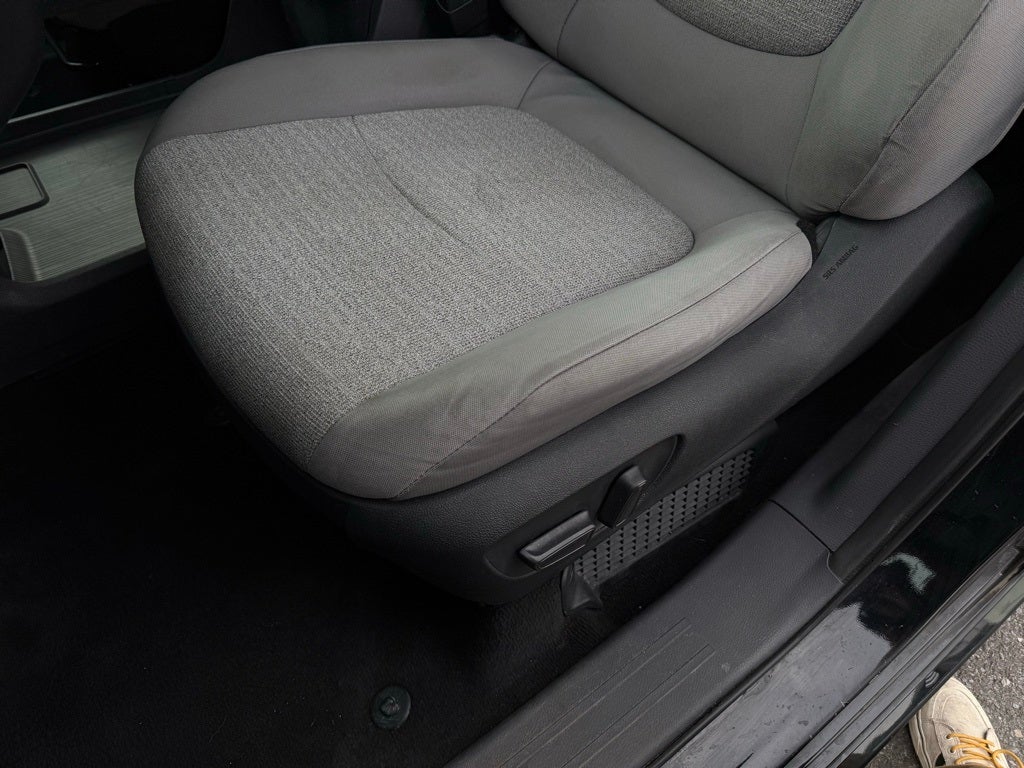 2022 Toyota Sienna LE 8 Passenger - CLEAN CARFAX