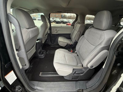 2022 Toyota Sienna LE 8 Passenger - CLEAN CARFAX