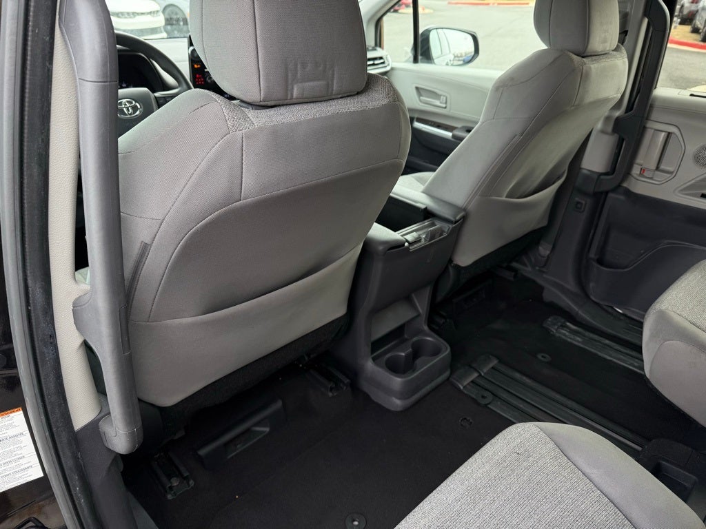 2022 Toyota Sienna LE 8 Passenger - CLEAN CARFAX